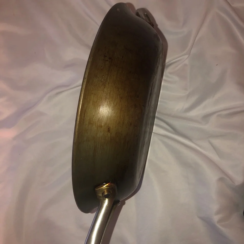 Sur la table non stick hard anodized‎ pan 10